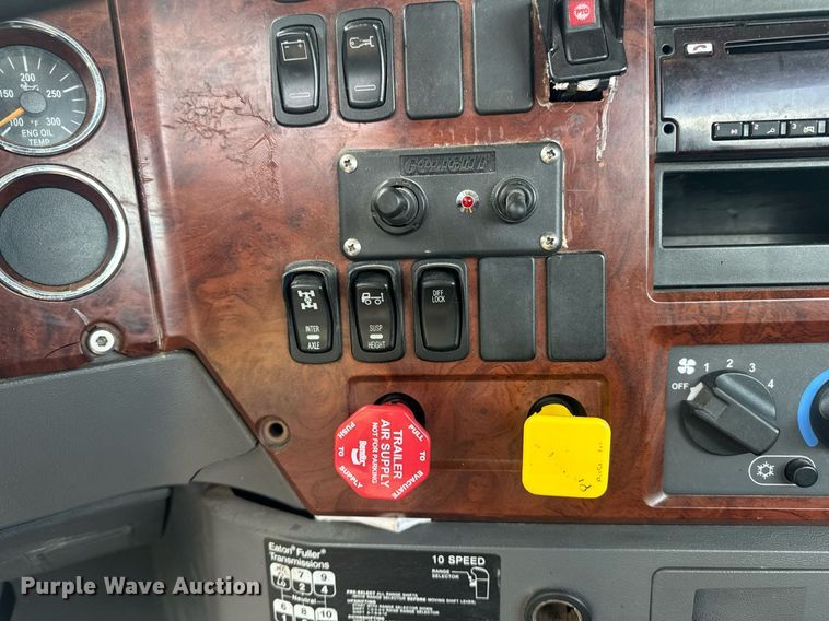 image for item DW1961 2018 Mack CXU613 semi truck