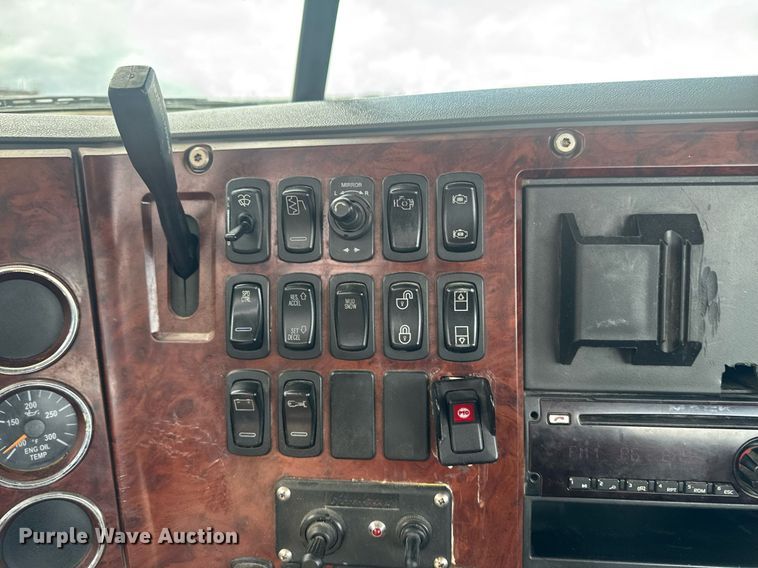 image for item DW1961 2018 Mack CXU613 semi truck