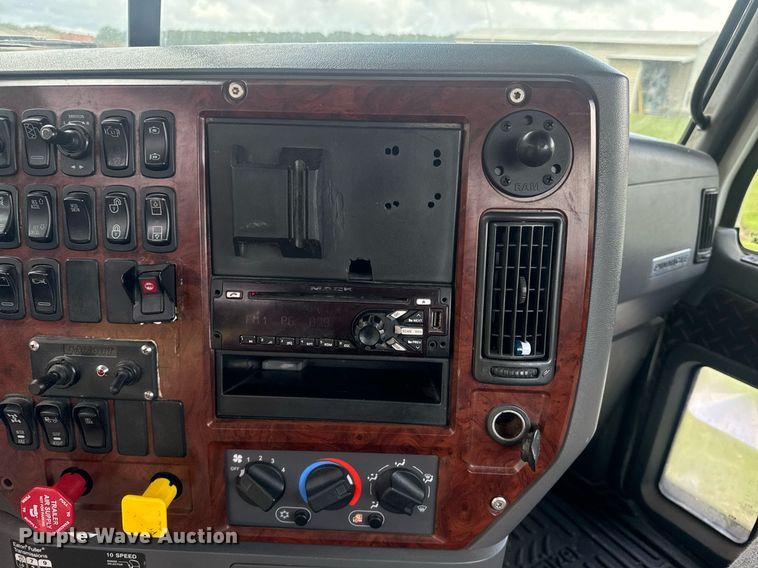 image for item DW1961 2018 Mack CXU613 semi truck