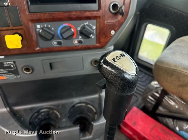 image for item DW1961 2018 Mack CXU613 semi truck