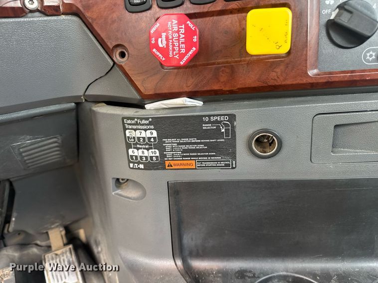 image for item DW1961 2018 Mack CXU613 semi truck