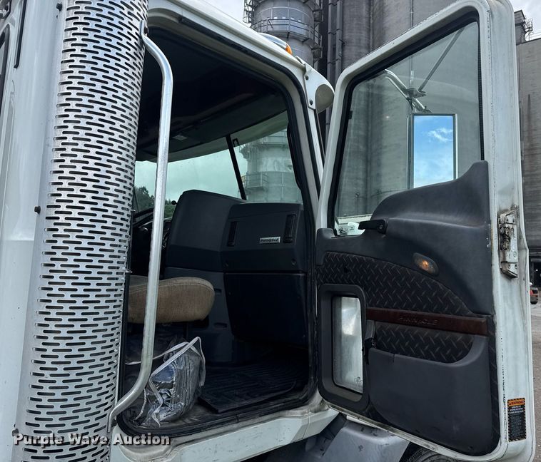 image for item DW1961 2018 Mack CXU613 semi truck