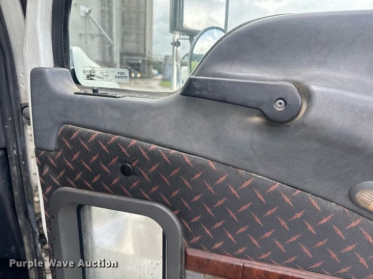 image for item DW1961 2018 Mack CXU613 semi truck