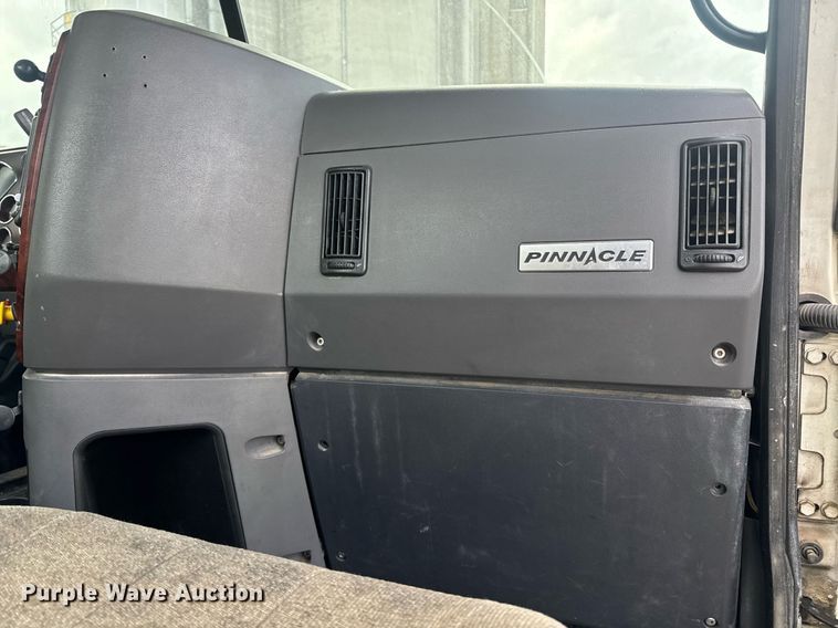 image for item DW1961 2018 Mack CXU613 semi truck