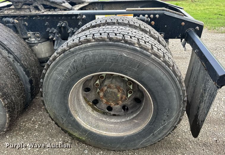 image for item DW1961 2018 Mack CXU613 semi truck