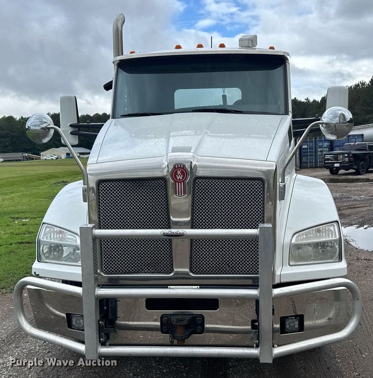 image for item DW1962 2016 Kenworth T880 semi truck