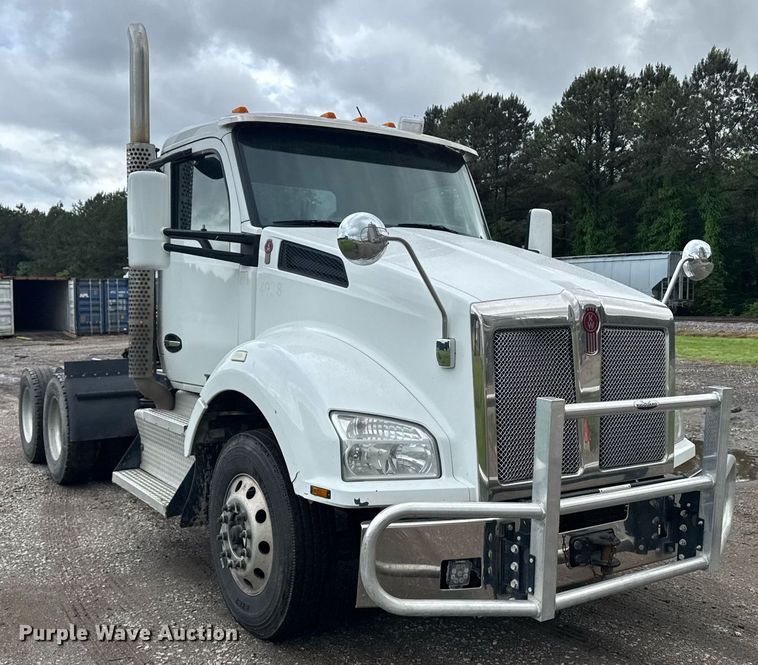 image for item DW1962 2016 Kenworth T880 semi truck