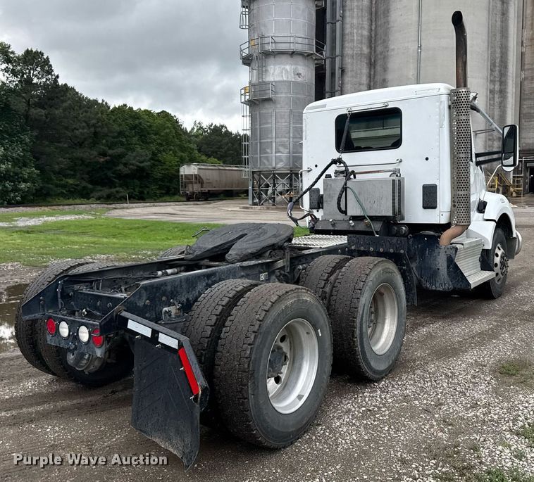 image for item DW1962 2016 Kenworth T880 semi truck