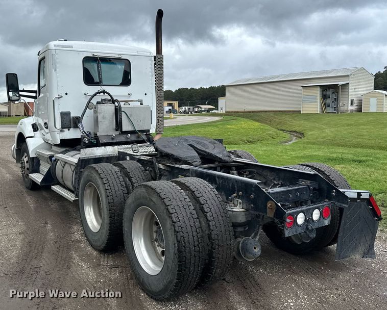 image for item DW1962 2016 Kenworth T880 semi truck