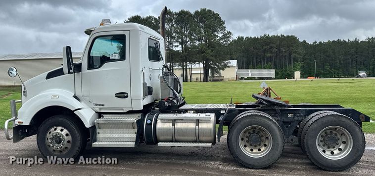 image for item DW1962 2016 Kenworth T880 semi truck