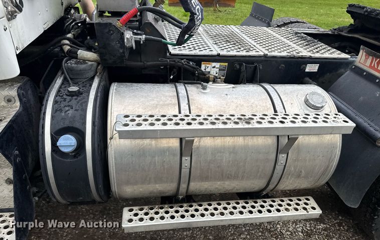 image for item DW1962 2016 Kenworth T880 semi truck