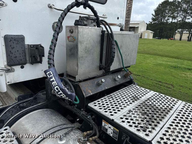 image for item DW1962 2016 Kenworth T880 semi truck