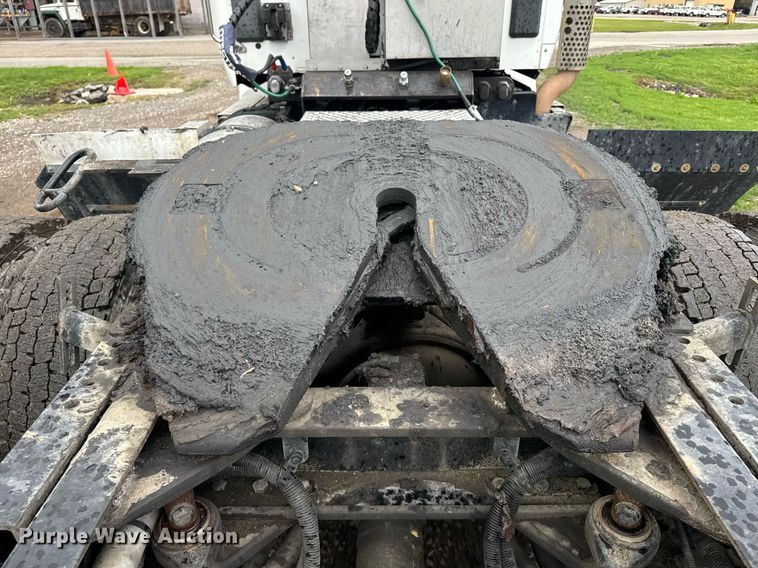 image for item DW1962 2016 Kenworth T880 semi truck