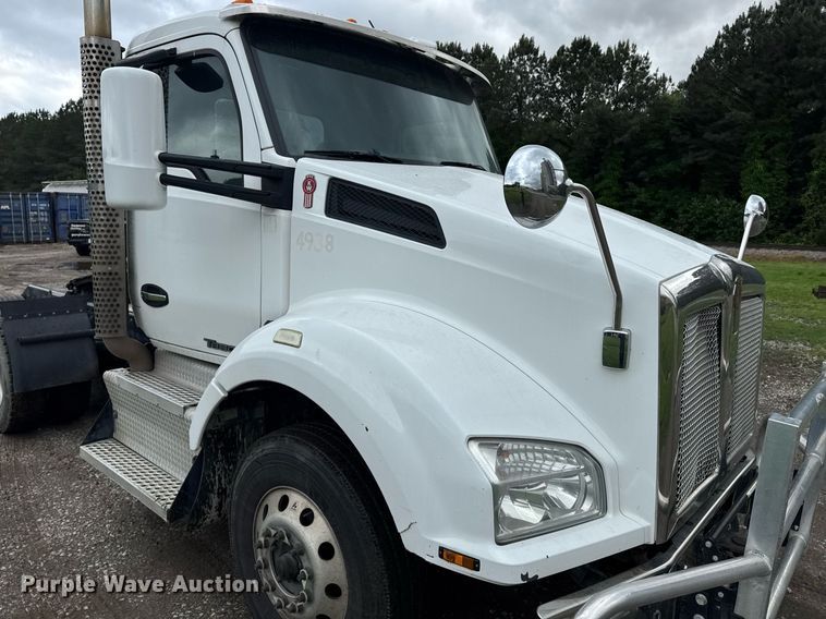 image for item DW1962 2016 Kenworth T880 semi truck