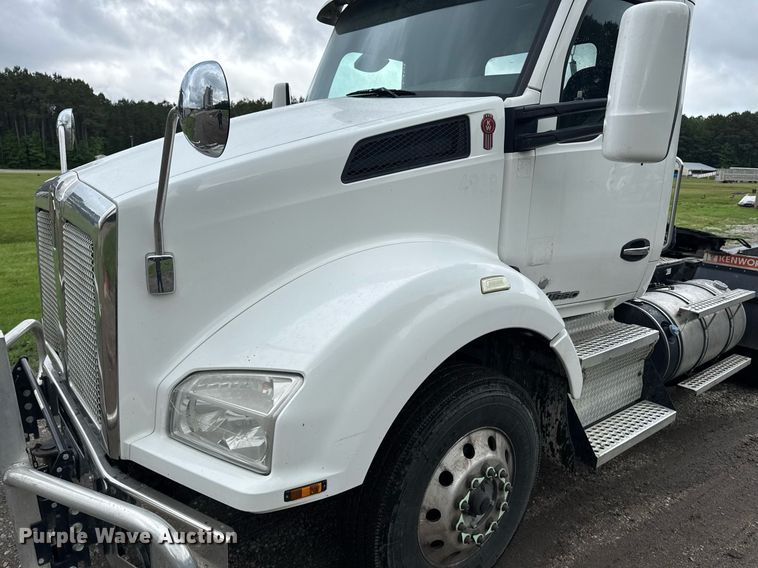 image for item DW1962 2016 Kenworth T880 semi truck