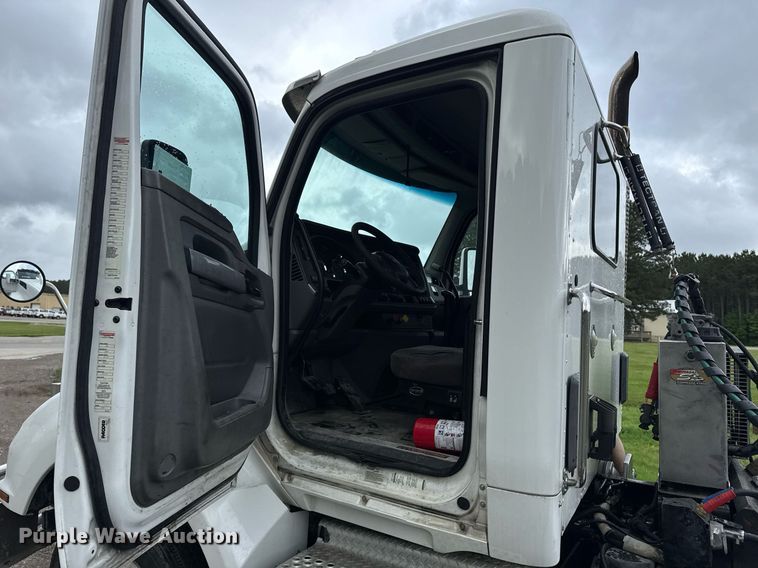 image for item DW1962 2016 Kenworth T880 semi truck