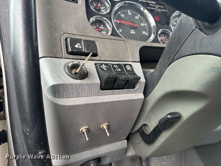 image for item DW1962 2016 Kenworth T880 semi truck