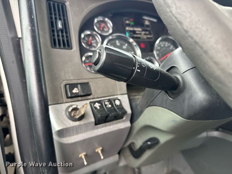 image for item DW1962 2016 Kenworth T880 semi truck