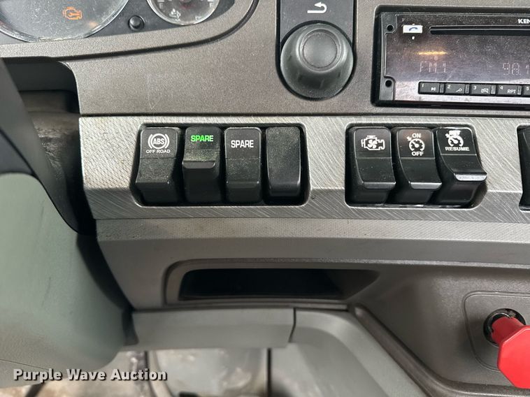 image for item DW1962 2016 Kenworth T880 semi truck