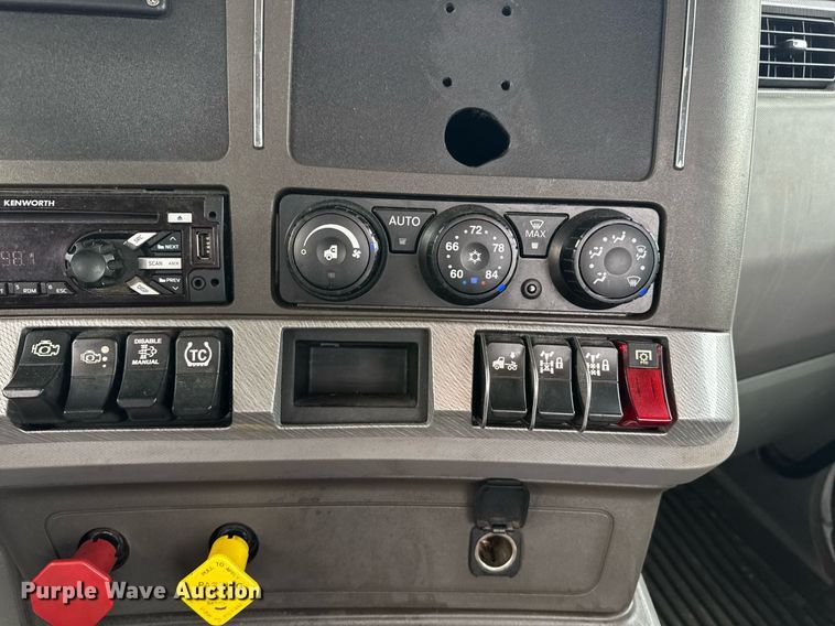 image for item DW1962 2016 Kenworth T880 semi truck