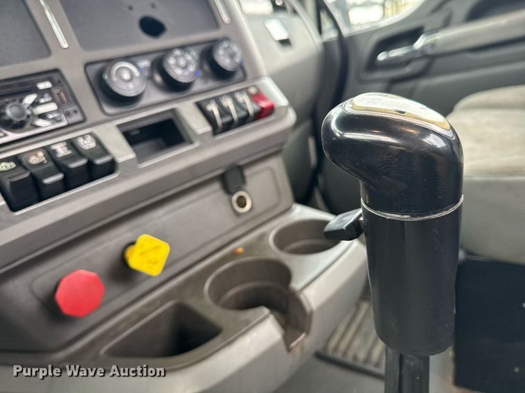 image for item DW1962 2016 Kenworth T880 semi truck