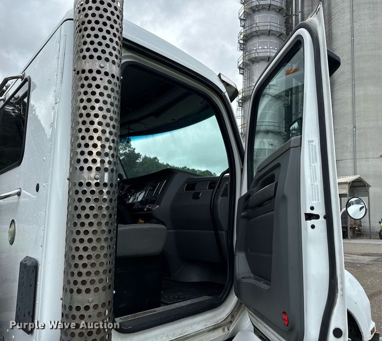 image for item DW1962 2016 Kenworth T880 semi truck