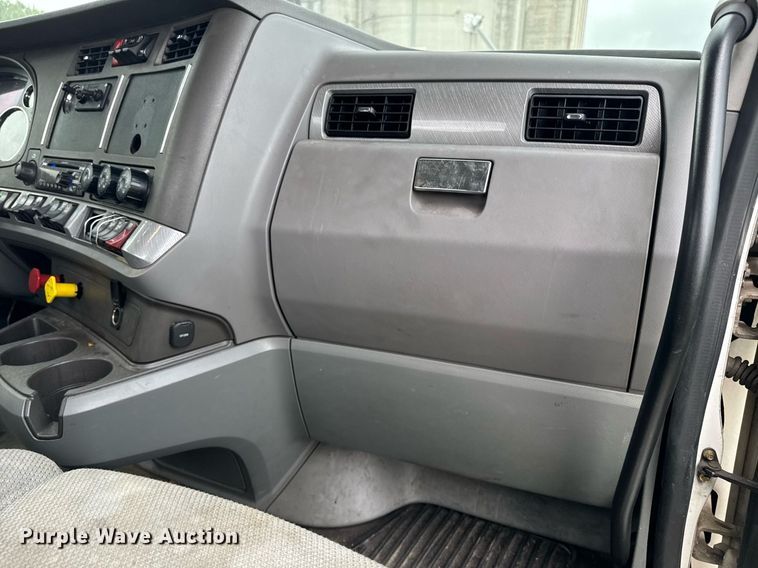 image for item DW1962 2016 Kenworth T880 semi truck