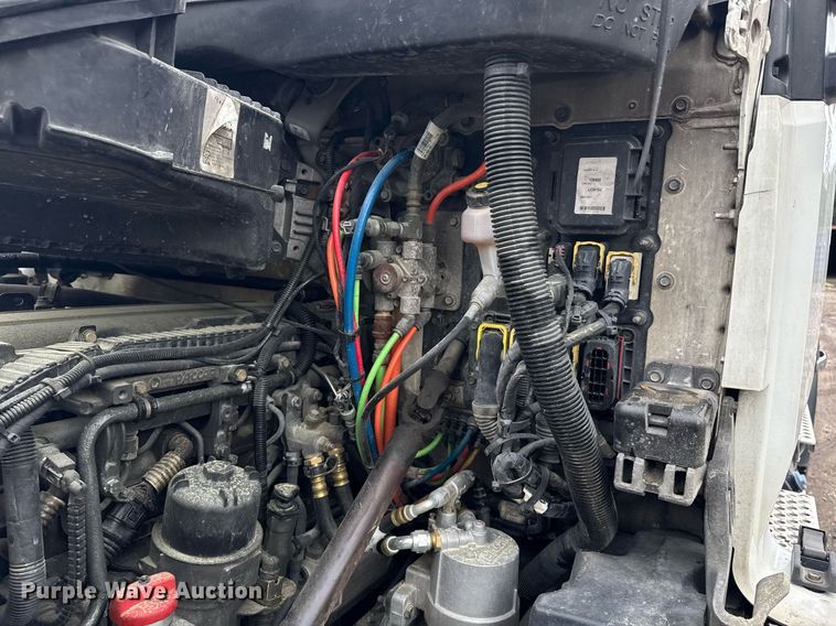 image for item DW1962 2016 Kenworth T880 semi truck