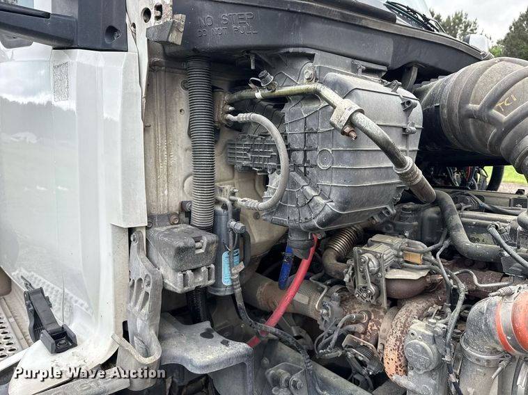 image for item DW1962 2016 Kenworth T880 semi truck