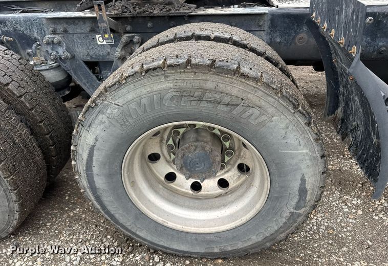 image for item DW1962 2016 Kenworth T880 semi truck