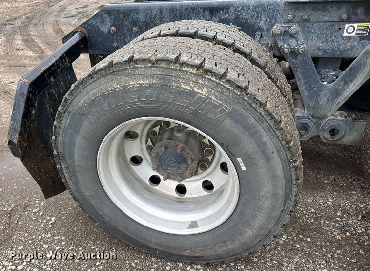 image for item DW1962 2016 Kenworth T880 semi truck