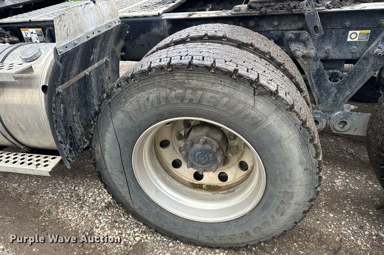 image for item DW1962 2016 Kenworth T880 semi truck