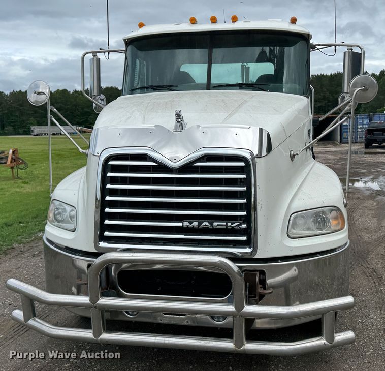 image for item DW1963 2017 Mack CXU613 semi truck
