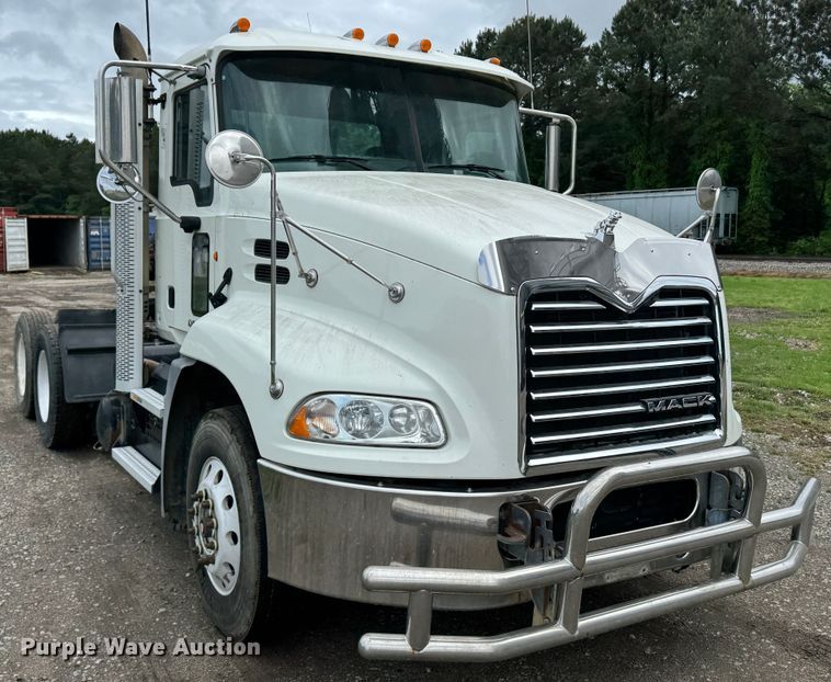 image for item DW1963 2017 Mack CXU613 semi truck