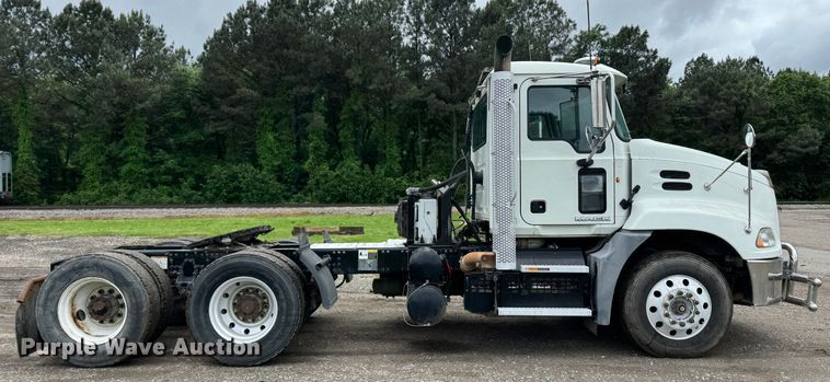 image for item DW1963 2017 Mack CXU613 semi truck