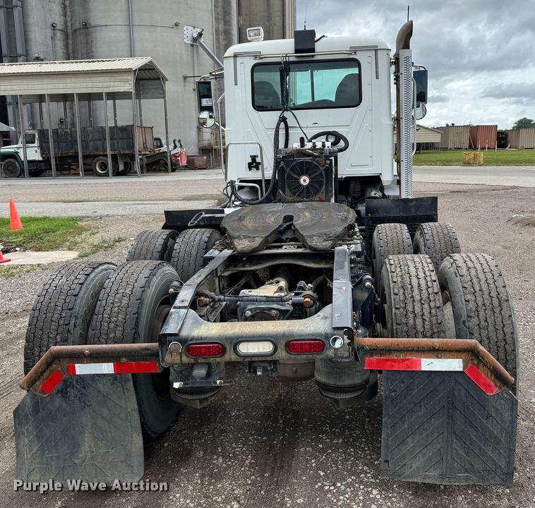 image for item DW1963 2017 Mack CXU613 semi truck