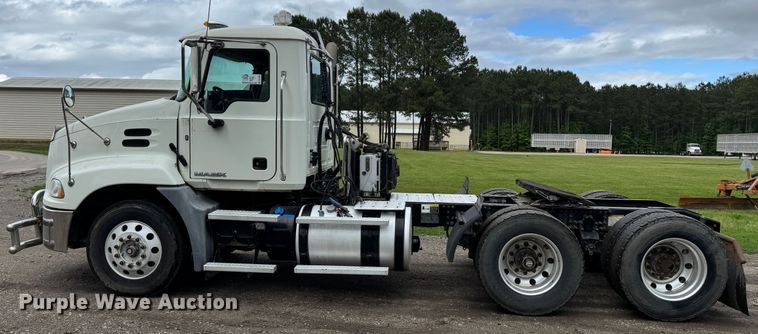 image for item DW1963 2017 Mack CXU613 semi truck