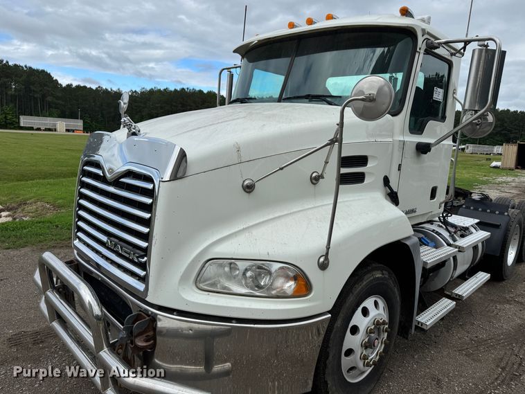 image for item DW1963 2017 Mack CXU613 semi truck