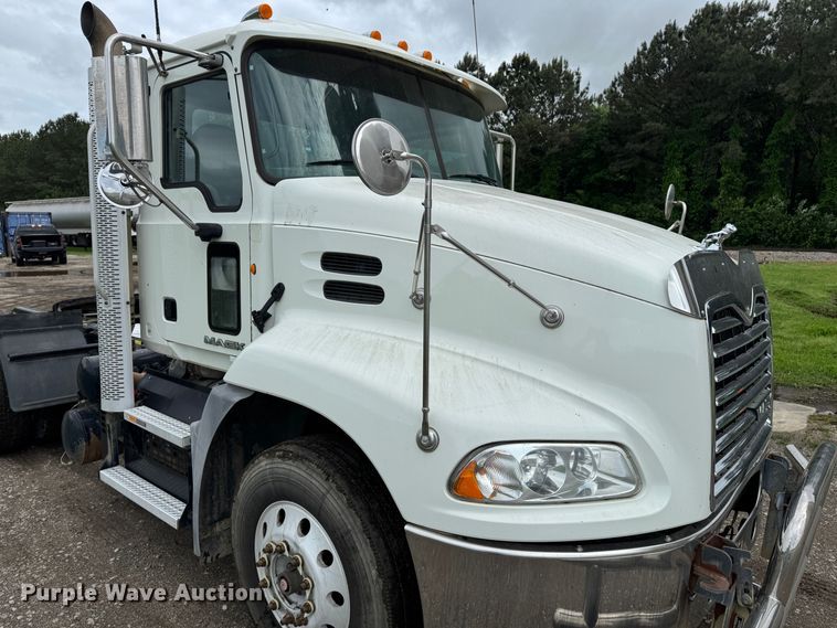image for item DW1963 2017 Mack CXU613 semi truck