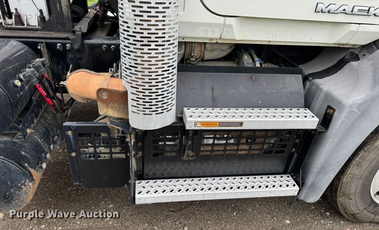 image for item DW1963 2017 Mack CXU613 semi truck