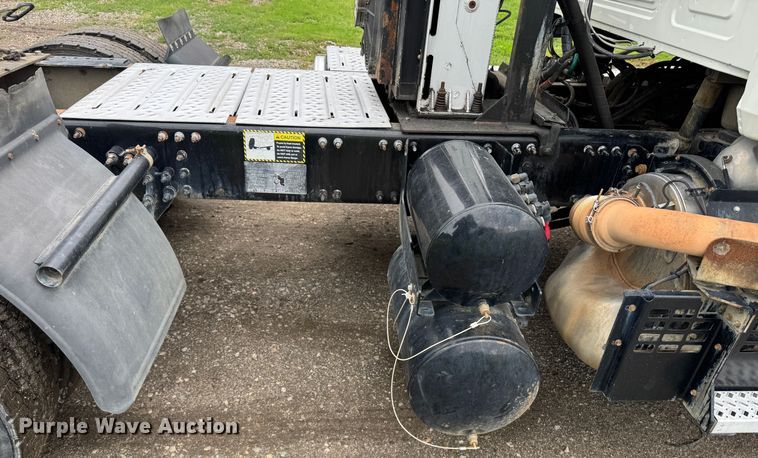 image for item DW1963 2017 Mack CXU613 semi truck