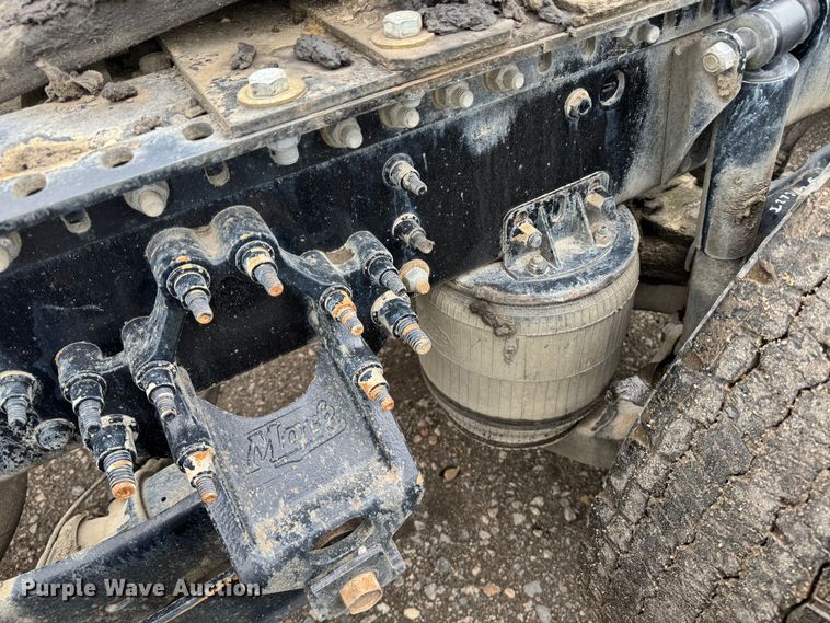 image for item DW1963 2017 Mack CXU613 semi truck