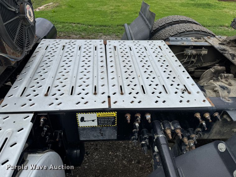 image for item DW1963 2017 Mack CXU613 semi truck