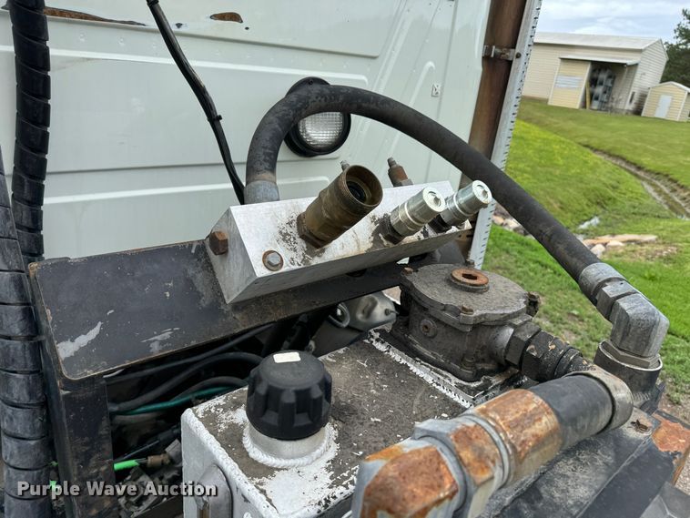 image for item DW1963 2017 Mack CXU613 semi truck