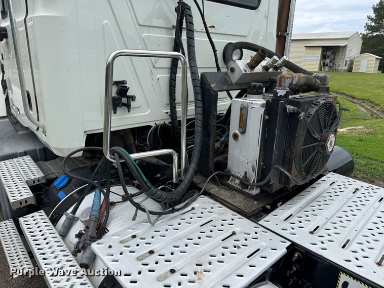 image for item DW1963 2017 Mack CXU613 semi truck