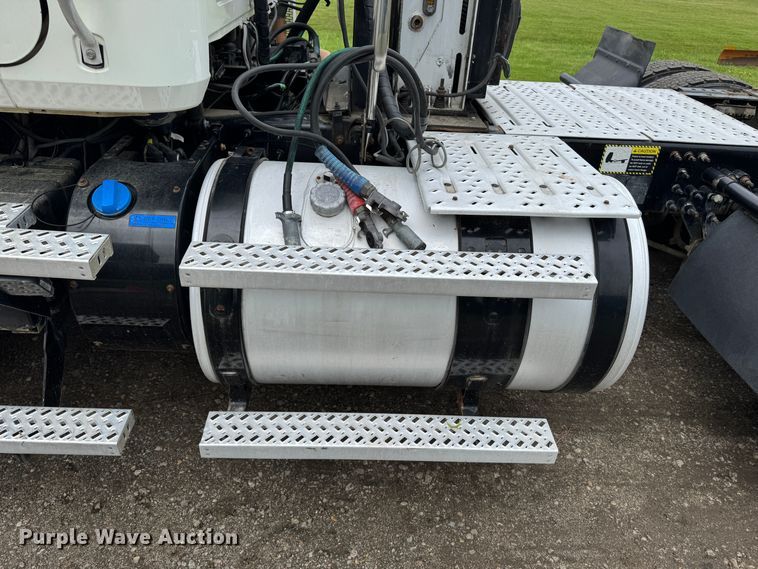 image for item DW1963 2017 Mack CXU613 semi truck