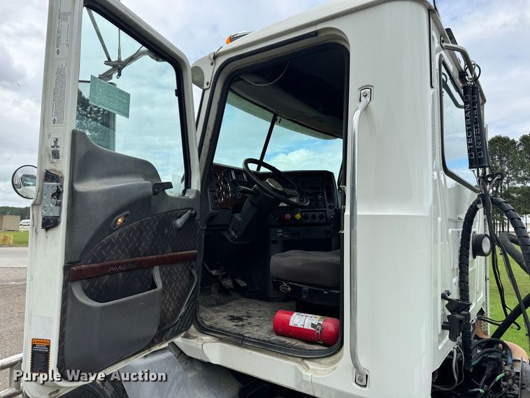 image for item DW1963 2017 Mack CXU613 semi truck