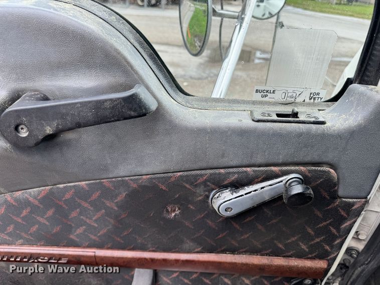 image for item DW1963 2017 Mack CXU613 semi truck