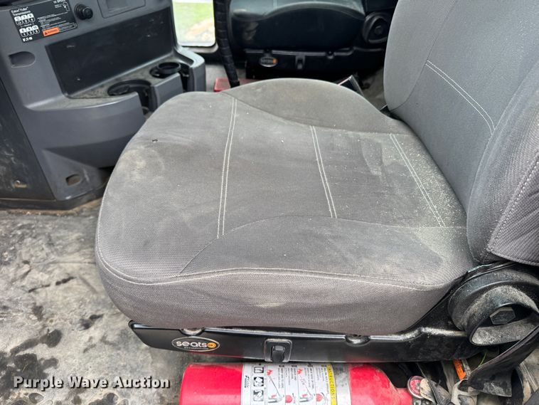 image for item DW1963 2017 Mack CXU613 semi truck