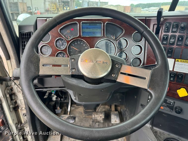 image for item DW1963 2017 Mack CXU613 semi truck